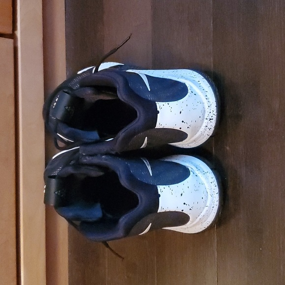 Nike Black and White Men's Shoes - Picture 3 of 5